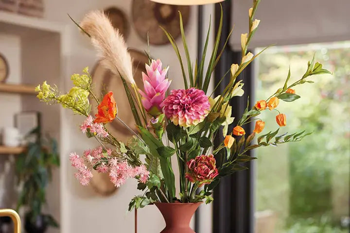 Kunstblumen arrangiert zu deinem künstlichen Blumenstrauß. Mit dekorativen künstlichen Zweigen.